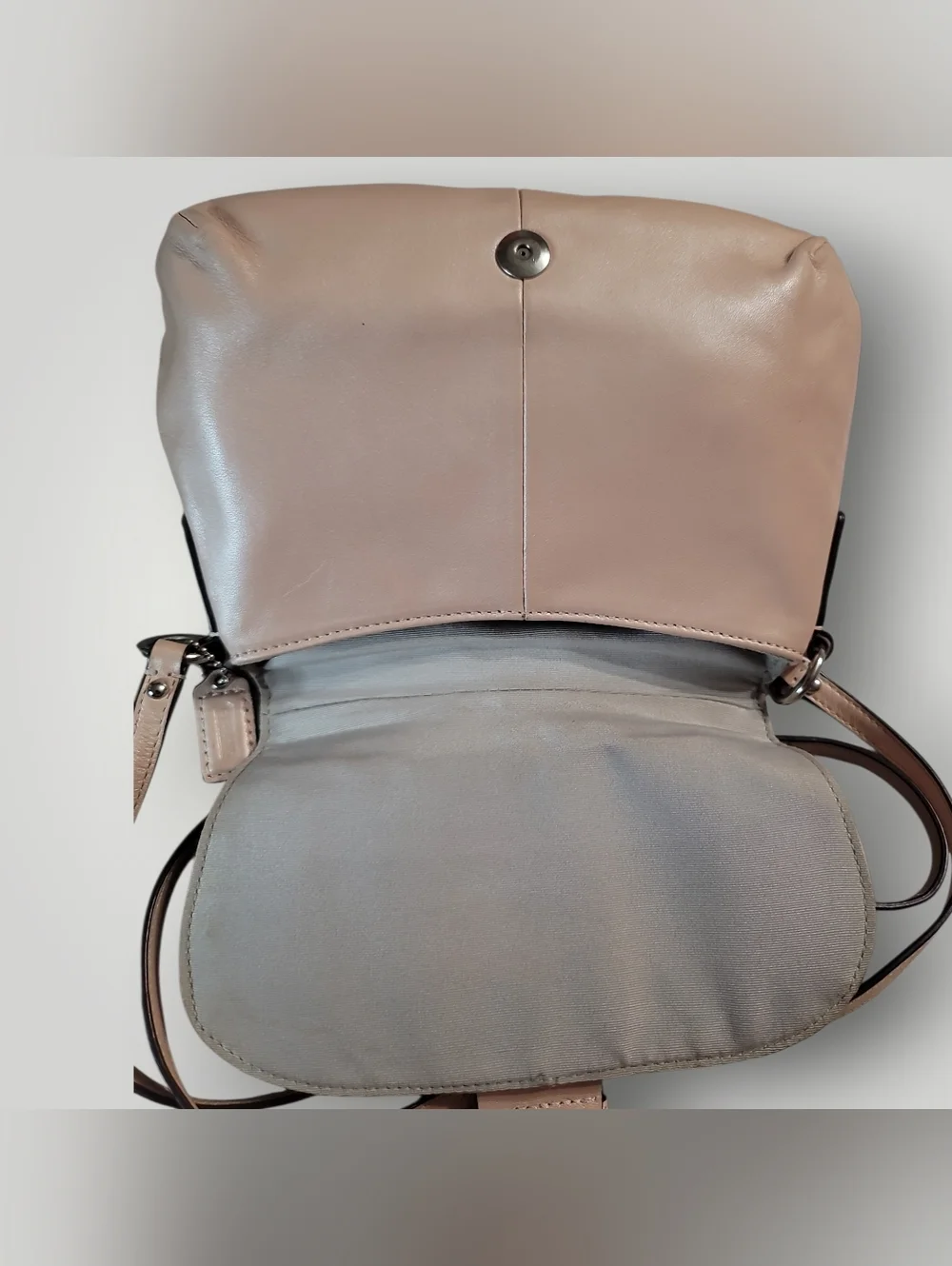 ✨ Rare VINTAGE Coach Soho Pearlescent Pink Leather Crossbody Flap Bag - EUC✨️ - Picture 6 of 8